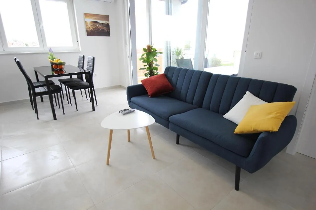 Sunshine Bay Apartman Nin 0*,