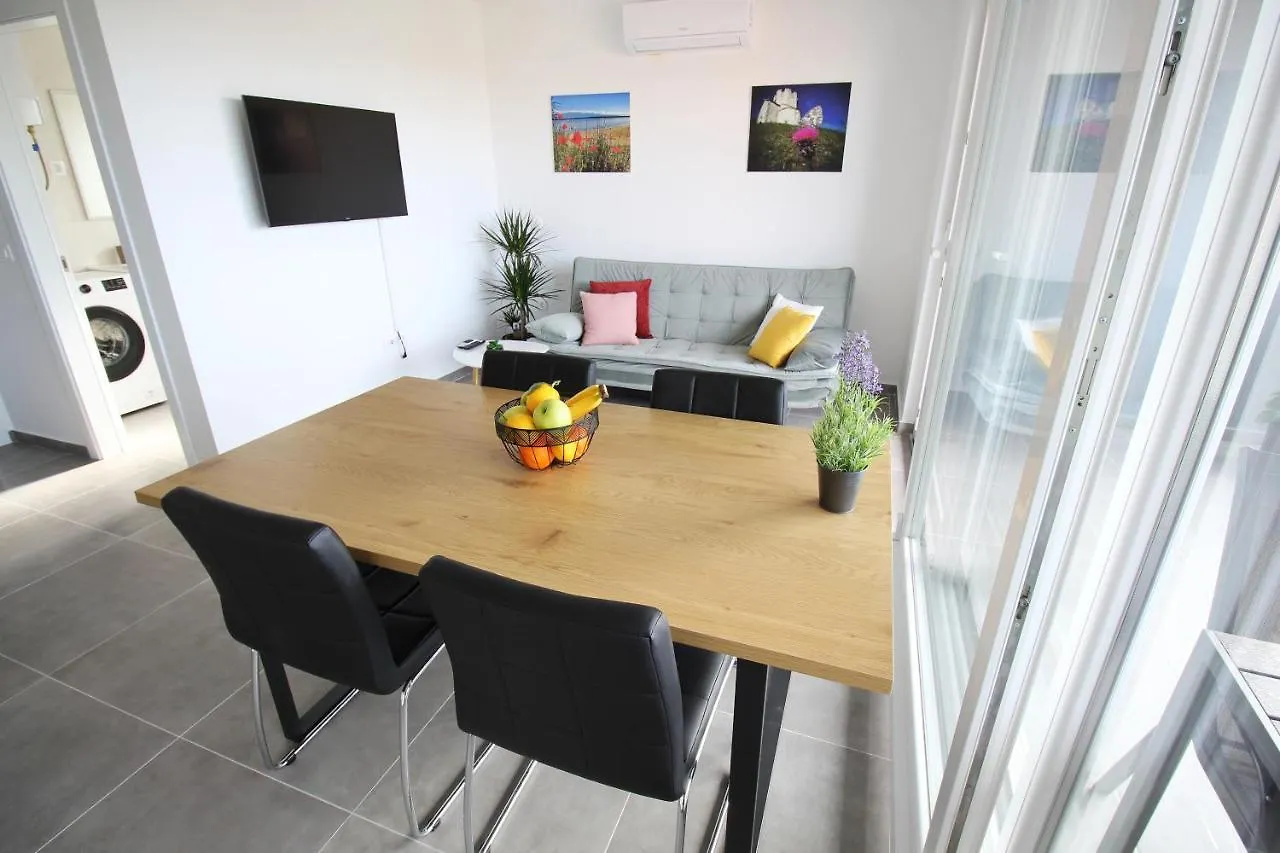 Sunshine Bay Apartment Nin 0*,